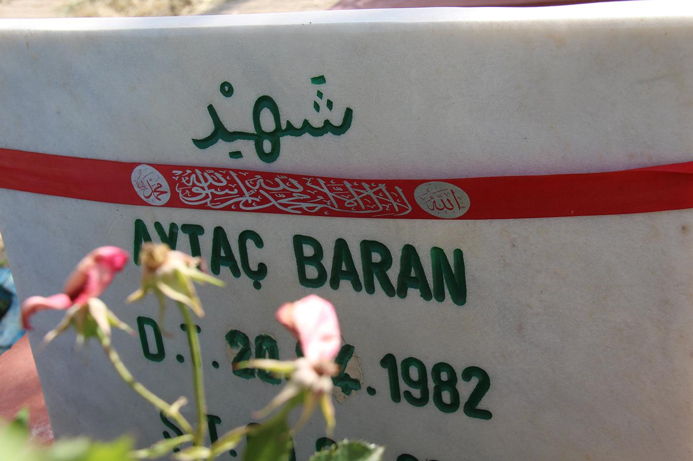 Aytaç Baran'ın kabri ve arkadaşları